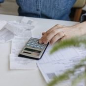 contable con facturas